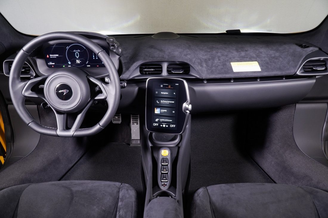McLaren Artura — interior