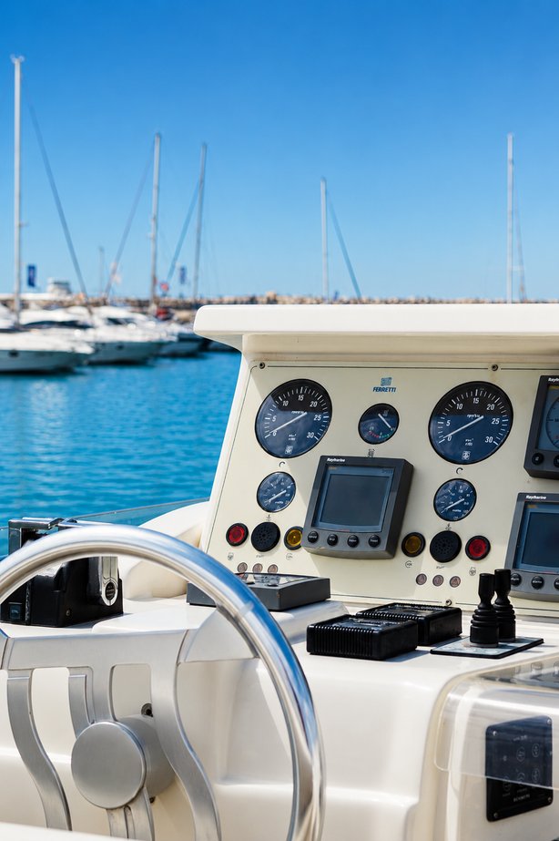 Ferretti 680 helm